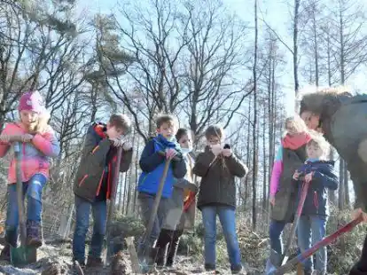 Pflanzaktion an den Ahlhorner Fischteichen: Insgesamt vier Klassen mit 80 Sch&uuml;lern werden nach und nach zum P&auml;dagogikzentrum fahren. Den Auftakt machte die Klasse 4a.