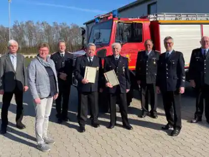 Langj&auml;hriges Engagement: Heinz Beckh&auml;user (4.v.l.) und G&uuml;nter Hilgen (4.v.r.) sind seit 60 Jahren Mitglieder der Freiwilligen Feuerwehr Friedrichsfehn. Gl&uuml;ckw&uuml;nsche und Dank f&uuml;r den Einsatz kamen von (v.l.): Dr. Hans Fittje, Vorsitzender Feuerwehrausschuss, B&uuml;rgermeisterin Petra Knetemann, Gemeindebrandmeister Hinrich Bischoff, Enno Gerdes-R&ouml;ben, Ehrengemeindebrandmeister, Ortsbrandmeister Uwe Hilgen und Kreisbrandmeister Friedrich Delmenhorst