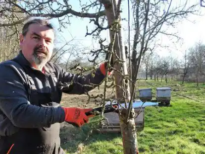F&auml;hrt mit seiner mobilen Mosterei zu Obstb&auml;umen und presst frischen Saft: Oliver Schmale von &bdquo;Ollis Saftladen&ldquo;