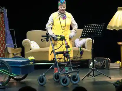 &bdquo;Der zweite Fr&uuml;hling &ndash; jetzt erst recht!&ldquo;: Elise Plietsch, gespielt von Dette Zingler, trat in der Neerstedter B&uuml;hne auf. Dabei emp&ouml;rte sich die r&uuml;stige Dame &uuml;ber das ein oder andere.