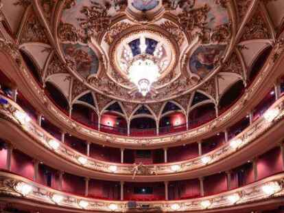 Der Spielraum im Großen Haus im neubarocken Stil zeigt heute aufwendig inszenierte Opern, Ballette und Konzerte des siebenspartigen Oldenburgischen Staatstheaters.