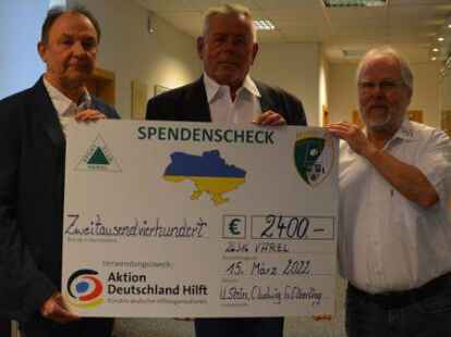 Haben gemeinsam mit den Mitgliedern des Sport-Clubs Varel Spenden f&uuml;r die Ukraine gesammelt: (von links) G&uuml;nter Elberling, Schatzmeister, Uwe Stein, 1. Vorsitzender, Claus Ludwig, 2. Vorsitzender