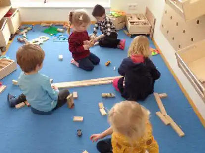 Spielen im Kindergarten: F&uuml;r den Nachwuchs gibt es auch im kommenden Kindergarten-Jahr ausreichend Pl&auml;tze in den Einrichtungen, hei&szlig;t es aus dem Wiefelsteder Rathaus.