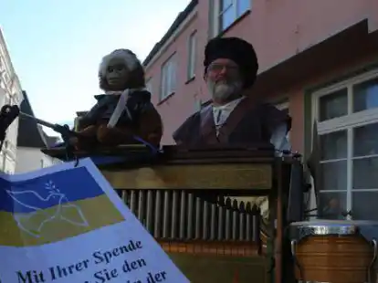 Heinz-Wilhelm Schnieder aus Aurich erfreute am Freitag in Jever die Wochenmarktbesucher mit wundersch&ouml;ner Orgel-Klassik aus der Drehorgel. Er sammelte Spenden f&uuml;r die Ukraine-Hilfe.
