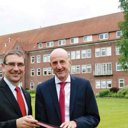 Landrat Sven Ambrosy (links) und NWK-Gesch&auml;ftsf&uuml;hrer Frank Germeroth.