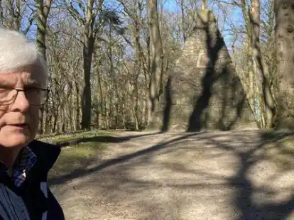 Hat zum Upstalsboom eine besondere Beziehung: Arnold Bolhuis ist seit fast 40 Jahren der Hausmeister f&uuml;r die historische Versammlungsst&auml;tte.