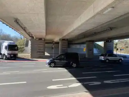 Links runter, rechts wieder rauf: Auch am Freitag wechselten &uuml;ber die Anschlussstelle B&uuml;rgerfelde viele Autos und Lastwagen die Fahrtrichtung auf der Autobahn.
