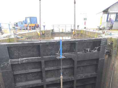 Passt auf den Millimeter genau: Das neue Schleusentor wurde 1:1 nach den Konstruktionszeichnungen des alten Tores nachgebaut.