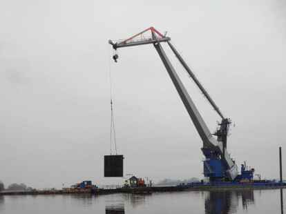 Mithilfe des Schwimmkrans BHV Athlet wurde das neue Schleusentor an Ort und Stelle eingesetzt.