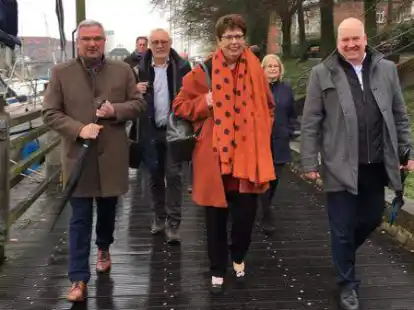 B&uuml;rgermeister Claus-Peter Horst (rechts) zeigte Ministerin Birgit Hon&eacute; im Beisein von Vertretern von Politik und Verwaltung die Innenstadt von Leer und den Hafenbereich.