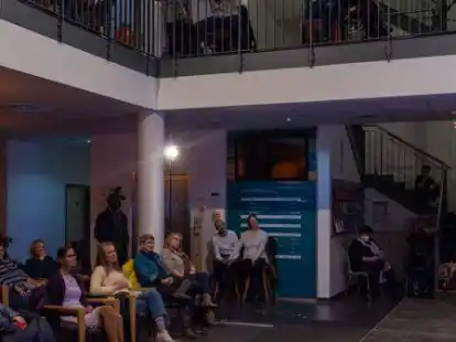 Mirko Gilster konnte am Ende den Poetry Slam f&uuml;r sich entscheiden und heimste die Goldene Gr&uuml;nkohldose ein.