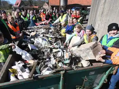 Rund vier Kubikmeter Abfall landeten beim Ortsverein Schlutter-Holzkamp-Hoyerswege im Container, der auf dem Hof Wieker abgestellt war. Anschlie&szlig;end ging&rsquo;s zum gemeinsamen Erbsensuppe-Essen.