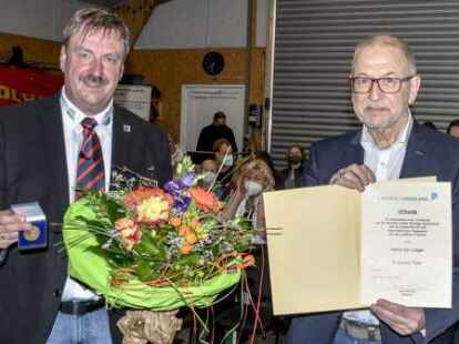 Auszeichnung f&uuml;r den scheidenden DLRG-Ortsgruppenvorsitzenden: Fred Gburreck (rechts) &uuml;berreichte den Friesland-Taler an Kai Langer.
