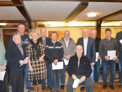 Ehrungen (von links): Heinrich Fathmann, Manfred L&uuml;bbers, Reinhard Koopmann, Agnes Schrandt, Heinrich Olding, Gustav M&uuml;ller, Werner Meyer, Bernhard Sch&uuml;rmann Josef Wehage, Theodor Wilken und Theo Toben wurden durch den CDU-Gemeindeverbandsvorsitzenden Dr. Hermann S&uuml;dhoff (Vierter von rechts) geehrt.