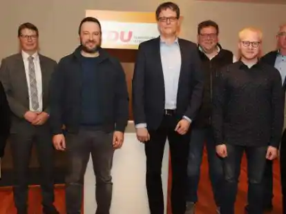 Der neue Vorstand des CDU-Gemeindeverbandes Saterland (von links): Marion Erdmann, Dr. Michael Steenken, Jens Immer, Markus Janssen, Christian L&uuml;bbers, Stefan Meyer, Rigobert Naber und Malin Tellmann.