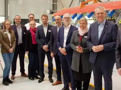 Mit den Hochleistungswerkstoffen der Zukunft besch&auml;ftigten sich die Teilnehmer einer Informationsveranstaltung im Technologiezentrum Nordenham, bei der Niedersachsens Minister f&uuml;r Wissenschaft und Kultur, Bj&ouml;rn Th&uuml;mler (2. von rechts), den Impulsvortrag hielt.