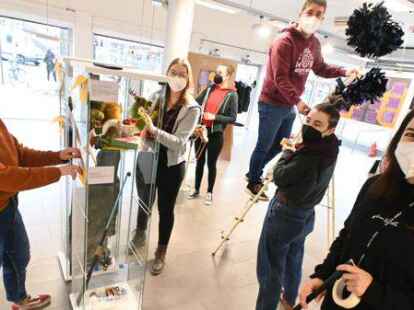 Blicken auf die Bedeutung von Hobbys: Studentinnen und Studenten der Uni Oldenburg zeigen die Ergebnisse ihrer Arbeit auf der Leerstandsfl&auml;che des ehemaligen Photo Dose.