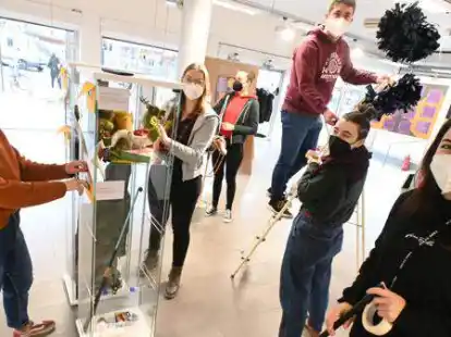 Blicken auf die Bedeutung von Hobbys: Studentinnen und Studenten der Uni Oldenburg zeigen die Ergebnisse ihrer Arbeit auf der Leerstandsfl&auml;che des ehemaligen Photo Dose.