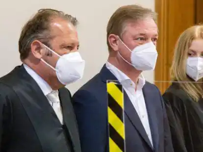 Wegen Untreue angeklagt: Der Ex-EWE-Vorstandsvorsitzende Matthias Br&uuml;ckmann (Mitte) mit seinem Anwaltsteam.