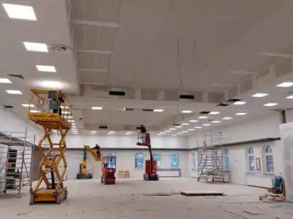 Schritt f&uuml;r Schritt geht es weiter in der Markthalle: Auf der Hubb&uuml;hne links werden Platten der abgeh&auml;ngten Akustikdecke justiert, hinten Elektroleitungen verlegt und rechts die N&auml;hte der Rigipsplatten  bearbeitet. Ganz rechts ist schon der Rohbau der neuen Theke mit dem Kellner-Eingang zu sehen, der eine halbhohe Schwingt&uuml;r erh&auml;lt.