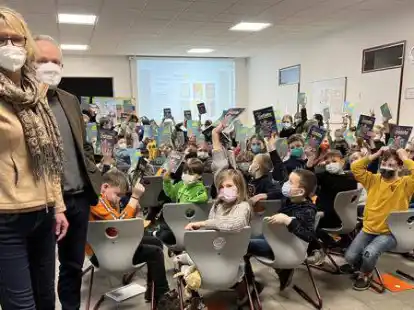 Elisabeth Weber (v.l.) und Dr. Georg Pancratz vom Rotary Club Cloppenburg-Quakenbr&uuml;ck &uuml;berreichten Kindern der Grundschule Sevelten/Cappeln am Standort Cappeln Leseb&uuml;cher.