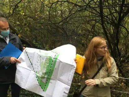 Oktober 2020:   Technischer Leiter Thorsten B&auml;ke von Linden Projekt stellt mit   Diplom-Landschafts&ouml;kologin Sonja Bode (Planungsb&uuml;ro Diekmann Mosebach)  die Pl&auml;ne vor.