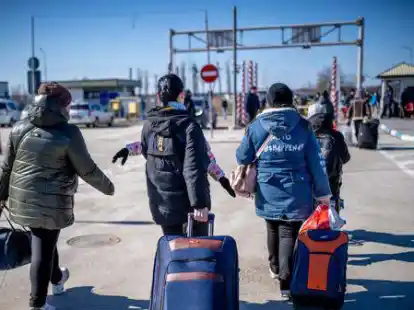 Die Menschen fl&uuml;chten aus der Ukraine. Viele zieht es weiter nach Deutschland, um Schutz zu finden &ndash; so kommen sie auch in den Landkreis Leer.