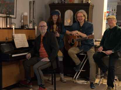 Dirk Eisenburger, Bea Neumann, Gent Salverius und Hendrik Neumann bilden zusammen &bdquo;Gent Salverius & Band&ldquo;. Foto: Privat
