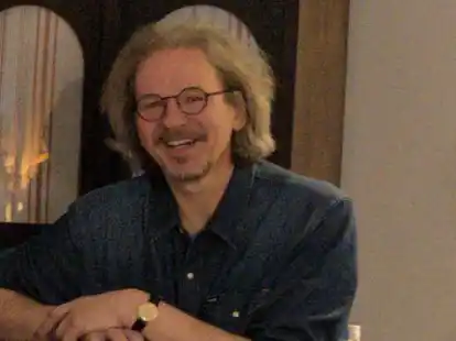 Gent Salverius mit seinem Instrument, der Gitarre.