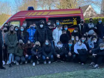 Eingeladen: Sch&uuml;ler der Oberschule hatten die vielen eingegangenen Sachspenden nicht nur sortiert, sondern auch in den Transporter der Feuerwehr Edewecht verladen.