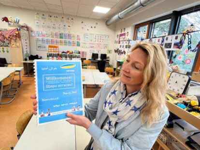 Sandra Schindler, Konrektorin an der Grundschule Nadorst, begr&uuml;&szlig;te die ankommenden Kinder.