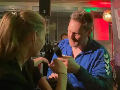 &bdquo;Komm unter meinen Heizpilz Baby&ldquo; sang Comedian Keirut Wenzel und lie&szlig; es sich nicht nehmen, diese Einladung auch direkt zu platzieren.