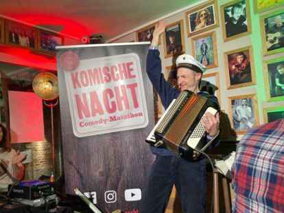 Schiffsmann und Comedian Nagelritz sprang f&uuml;r Jonas Greiner ein und heizte den G&auml;sten in der Pinte mit Seemansgarn und seinem Akkordeon ordentlich ein.