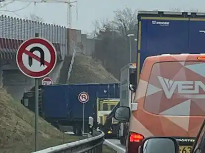 Wenden nicht erlaubt: An der Abfahrt B&uuml;rgerfelde wurden Schilder aufgestellt. Nicht jeder h&auml;lt sich an das Verbot.