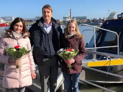 Cassen-Tours-Gesch&auml;ftsf&uuml;hrer Fred Meyer mit den Mitarbeiterinnen Christina Wellner und Frauke Weege, die die zwei neuen Boote des Inselexpress mit den Nummern 3 und 4 am Freitag tauften. Damit soll das stark nachgefragte F&auml;hrangebot nach Norderney und Juist ausgebaut werden.
