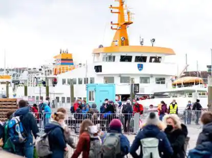 Zahlreiche Touristen warten im F&auml;hrhafen vor der &Uuml;berfahrt zur Insel Langeoog auf den Zugang zum F&auml;hrschiff. Die Fahrt zu den Inseln wird aufgrund hoher Kraftstoffpreise k&uuml;nftig wahrscheinlich ostfrieslandweit teurer.