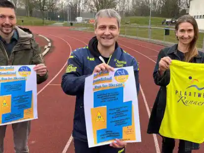 Vorstandsmitglied Ansgar Engling (links) und Gesch&auml;ftsf&uuml;hrer Tammo Seltmann vom SV Nordenham freuen sich mit Tanja Lischewski auf den Benefizlauf.