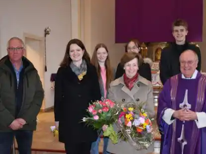 Abschied (v.l.): Heiner Harling (F&ouml;rderverein), Michaela M&ouml;llmann, Nele H&ouml;mme, Sophie Tapken, Johannes Meyer und Pfarrer Paul Horst verabschiedeten Luzia H&ouml;gemann (Vierte von links).