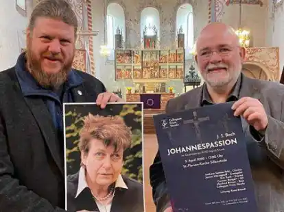 Keno Brandt und Pastor Wolfgang Machtemes in der Sillensteder Kirche mit einem Bild der vor drei Jahren verstorbenen langj&auml;hrigen Leiterin der Banter Kantorei, Ingrid Sturm.