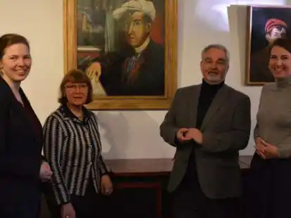 Stehen vor dem Selbstportrait des Dangaster Malers Franz Radziwill: (von links)  Mara-Lisa Kinne, kunstwissenschaftliche Mitarbeiterin des Franz Radziwill Hauses,  Konstanze Radziwill, 2. Vorsitzende der Franz Radziwill Gesellschaft, 1. Vorsitzender Thomas Kossendey und Dr. Anna Heinze, stellvertretende Direktorin des Landesmuseums Oldenburg