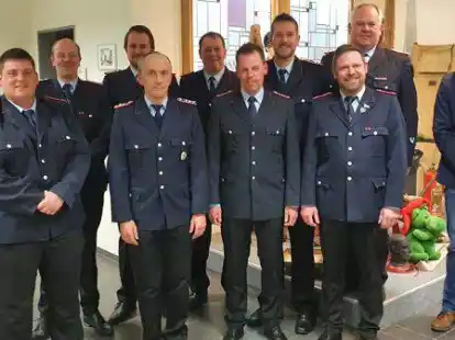 Das Ortskommando der Freiwilligen Feuerwehr Gehlenberg (von links): Christoph Bohlsen, Stephan Schelte, Hinnerk Esters, Jan Gehlenborg, Paul Baumann, Stefan Untiedt, Gerd H&ouml;mmken, Martin Warnke, Stefan Bruns, Andreas Witting und Henning Kamps (Stadt Friesoythe).