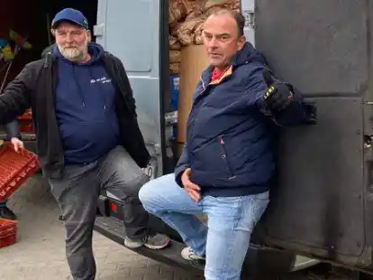 Haben die Lebensmittel aus Ganderkesee in Polen verladen: Ger&uuml;stbau-Unternehmer Torsten Schreiber (rechts) und Uwe Korthe.