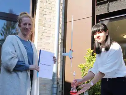 Angelus-Sala-Preistr&auml;gerin: Milena Lapuzo, Sch&uuml;lerin am Neuen Gymnasium, erhielt den Chemie-Preis jetzt aus den H&auml;nden von Mittelstufenkoordinatorin Charlotte Hultsch.