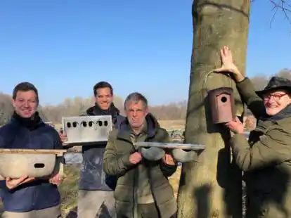 Brachten gemeinsam Nisthilfen an: (von links) Torben und Finn Schachtschneider, Wolfgang Pohl und Volker Kuhlmann.