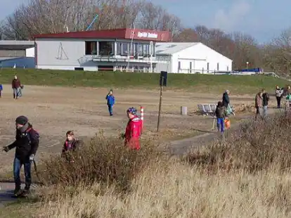 Auch am Weserstrand in Nordenham schw&auml;rmen an diesem Sonnabend die M&uuml;llsammler aus.