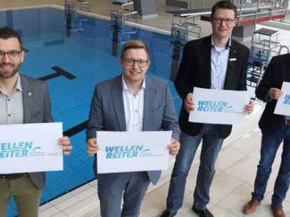 Sie freuen sich auf den gemeinsamen Ausbildungsverbund (von links): Sven L&uuml;bbers (B&uuml;rgermeister Wiesmoor), Nils Anhuth (B&uuml;rgermeister Bar&szlig;el), Peter Rosendahl (Fachbereichsleiter Bauen, Sport, Kultur und Verkehr Apen) und Jens Erdwiens (Fachbereichsleiter Zentraler Service Gro&szlig;efehn).