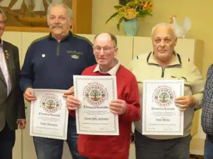 Der Vorsitzende des Klootschie&szlig;ervereins Tossens Hartmut Albers (links) &uuml;berreicht gemeinsam mit dem Kreisvorsitzenden Siegfried Hodel (rechts) Ehrenurkunden an (von links) Dieter Ruprecht, Heinz-Otto Jan&szlig;en und Peter M&uuml;ller.