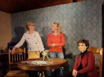 Gabriele Jochens (von links) , Kirsten Herborg und Beate Dunne spielen gemeinsam das St&uuml;ck &bdquo;Die russische Kartenlegerin.&ldquo;