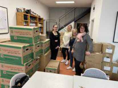 <p>                Elnur G&uuml;l (von links), Annika Petersen, Carmen Klitsch und Tanja Janssen haben in ihrer Freizeit die Medikamente versandfertig gemacht.             </p>