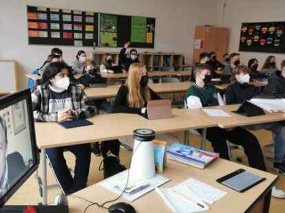 Blick in den Klassenraum der Waldschule: Der Wahlpflichtkurs Journalismus konnte dem TV-Moderator &uuml;bers Internet eine Frage stellen.